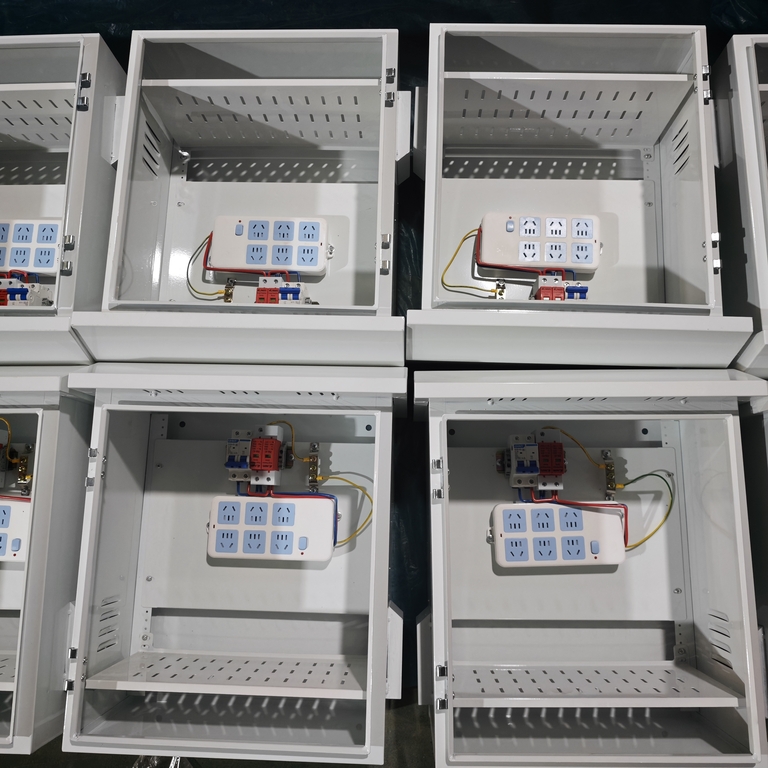 Foto asli produksi massal kotak distribusi tahan hujan luar ruangan Ouyue Electric: Tampilan proses penuh dari cangkang lembaran logam hingga perakitan mesin lengkap