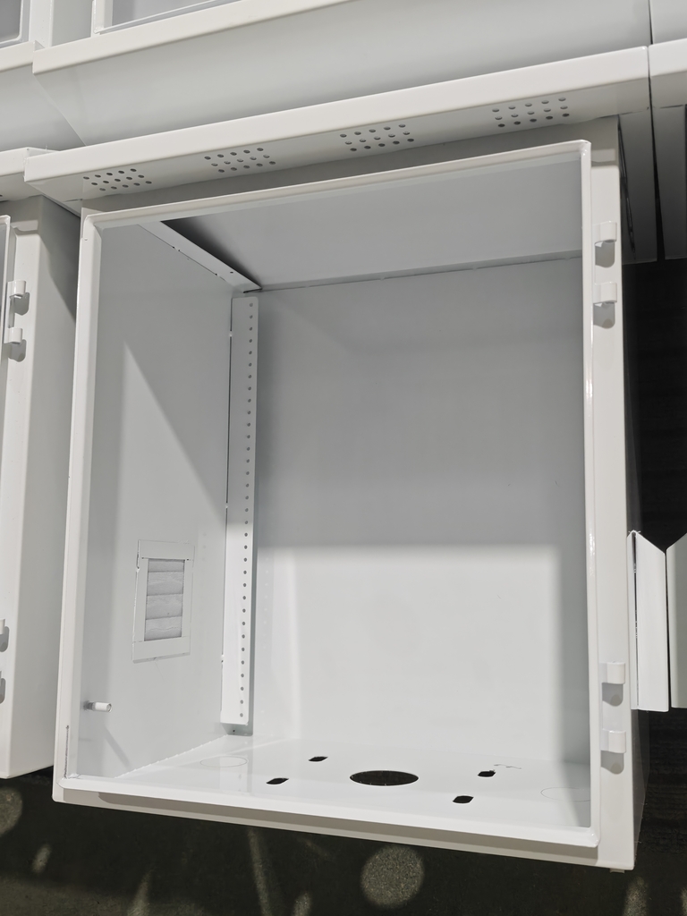 Kotak Distribusi Stainless Steel dengan Rain Hood dan Ventilasi Anti Serangga